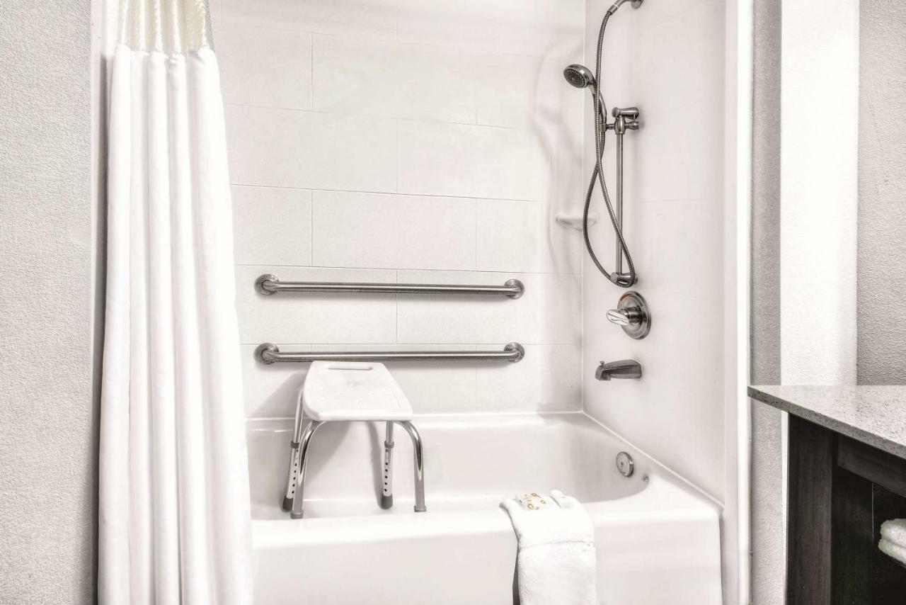 La Quinta By Wyndham Victoria - South Hotel Ngoại thất bức ảnh